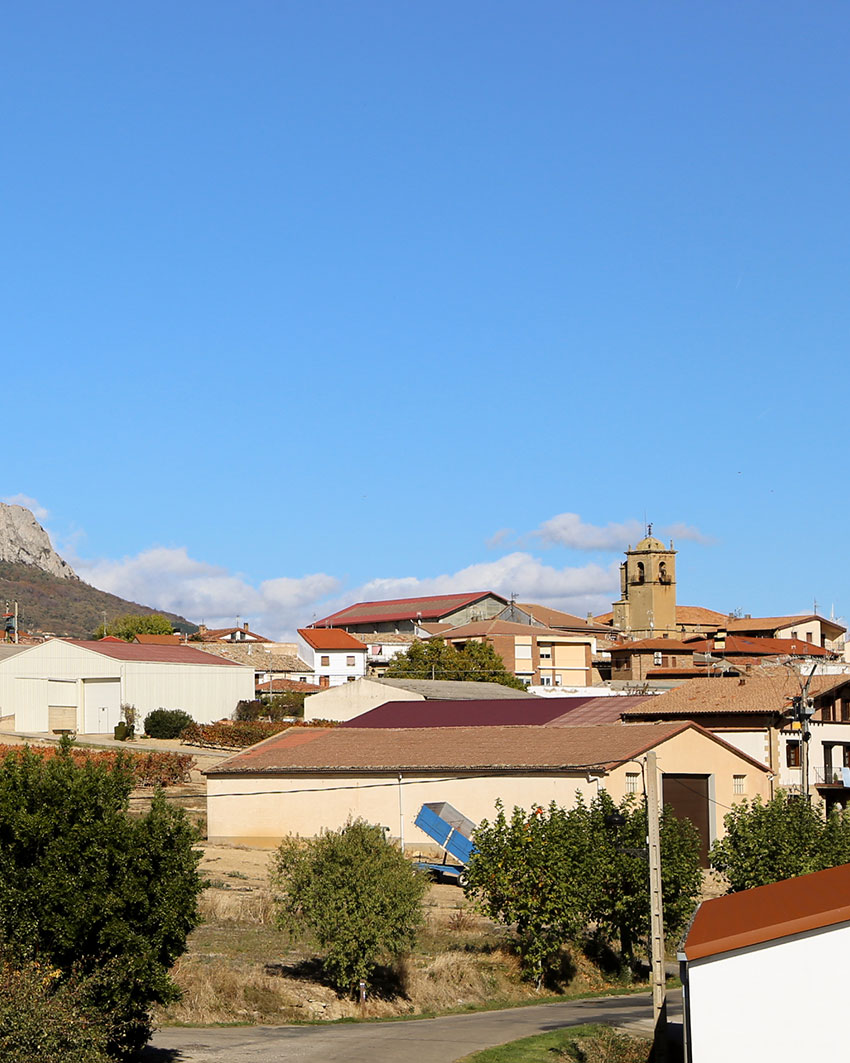 La iglesia de fondo vista desde una de las entradas de Yécora La iglesia de fondo vista desde una de las entradas de Yécora