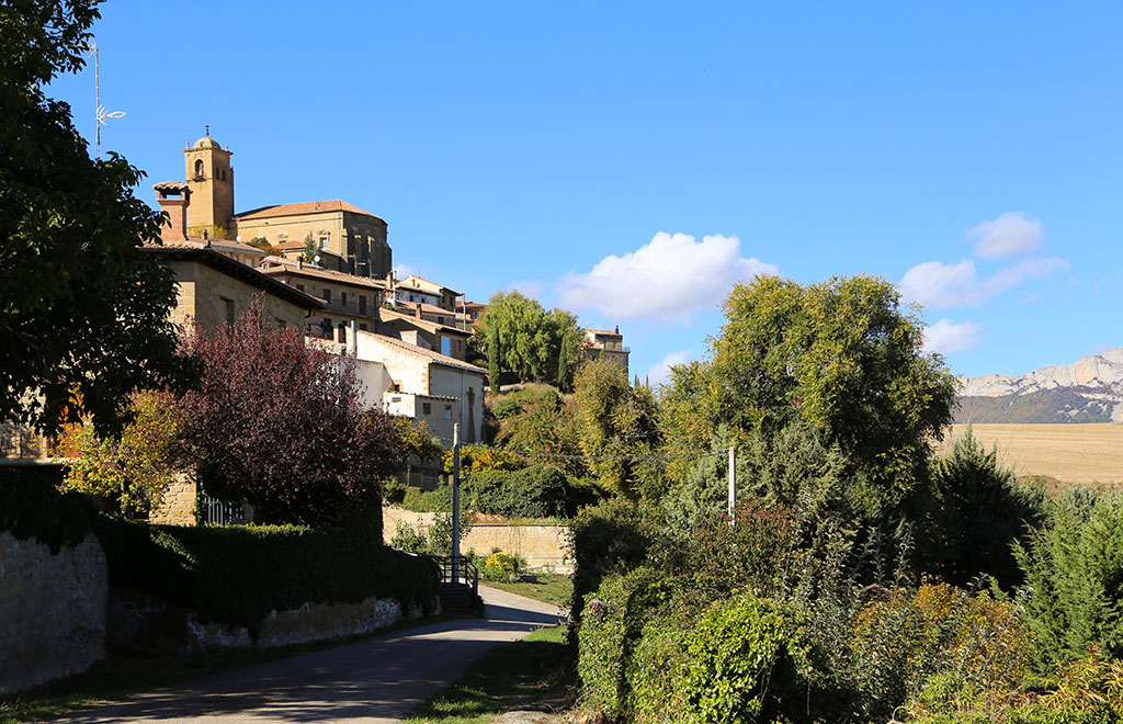 Vista de Yécora con la iglesia al fondo Vista de Yécora con la iglesia al fondo